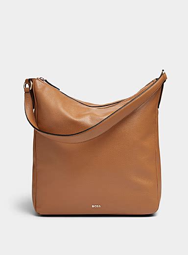 Le sac bandoulière carré effet cuir grenu .